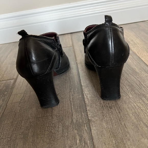 Woman Natural Leather Pointed Toe Ankle Booties (size 7) - Picture 8 of 13